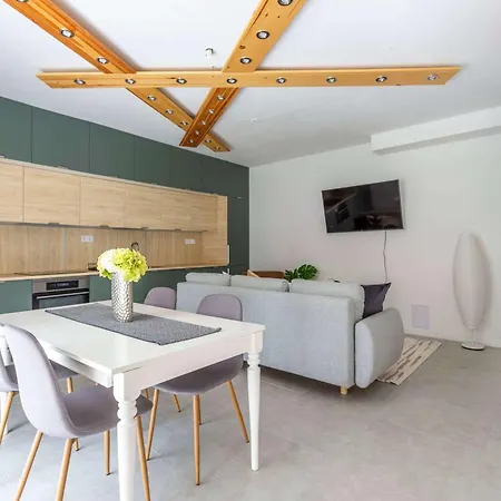 Garden House Near Andrassy 4br Design Gem *