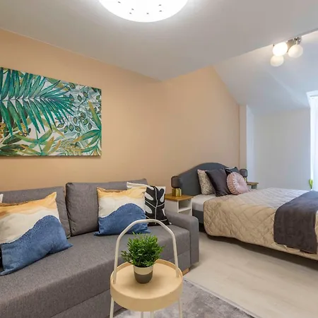 Garden House Near Andrassy 4br Design Gem דירה