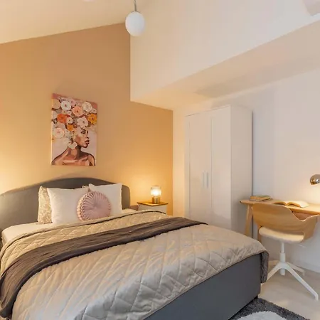 Garden House Near Andrassy 4br Design Gem דירה *