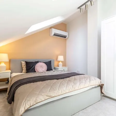 Garden House Near Andrassy 4br Design Gem בודפשט